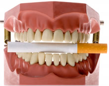 Gebiss, dass auf eine Zigarette beisst